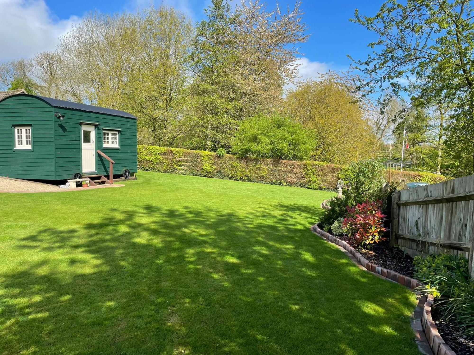 Beautiful Shepherd'S Hut - Lois Weedon Weston  Luaran gambar